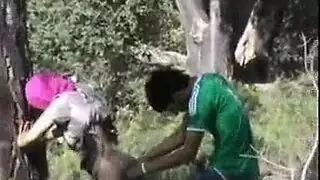 عروسان محتاجان يقدمون مشهدًا هاردكور أمام الكاميرا للحصول على مال سريع