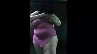 محجبة ممحونة على كام مباشر تلمس نفسها بعمق وتتوسل لشرج خشن