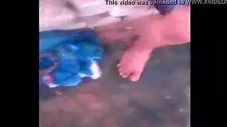 الزوج مسافر، أخوه يمارس الجنس معها بقسوة في طيزها وكسها على السطح