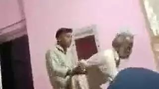 عيل بلطجي ينيك راجل عجوز في طيزه بالعافية