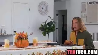 خادمة في الفندق تعطي الأكل وعندما دخلت لي غرف لقت رجل وعلومها