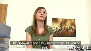 دليل صريح للشقراء العاهرة على كيفية ممارسة الجنس معها بقوة على طاولة المطبخ