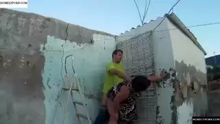 فرج الجارة المحروم يحصل على قذف داخلي قوي وفوضوي على السطح