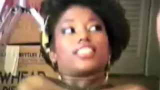 كلاسيكيات الجنس الشرجي: عاهرة سمراء كبيرة الصدر تأخذه في مؤخرتها