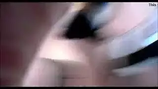 نظارات، شعر أحمر، وقفازات مطاطية لمص قضيب أسود ضخم