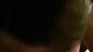 فتاة الكاميرا الشقراء تحتاج لحركة صريحة وتلعب بفرجها المبلل