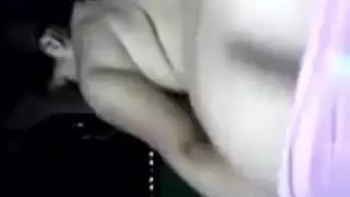 رجال حقيقيون يمارسون الجنس مع ولدين جذابين في فيلم إباحي مثلي صريح