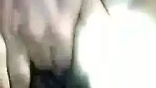 سمراء ساخنة تُمارس الجنس بقوة على طاولة مساج صغيرة